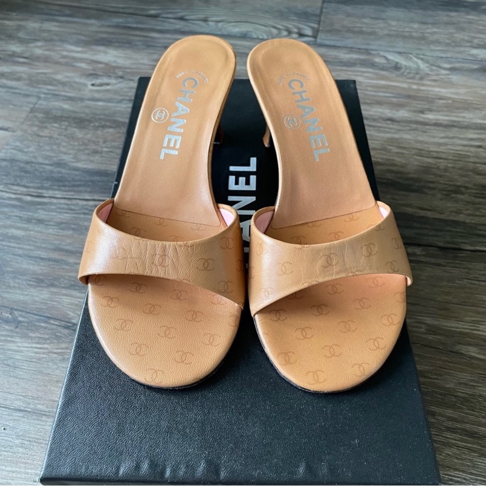 Vintage CHANEL logo heels Sz 35